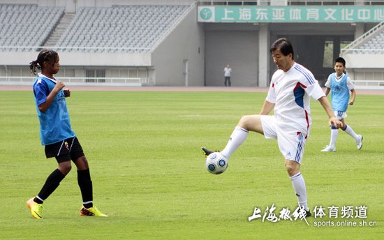 魏吉祥身体力行推广足球 盛赞东亚赛立意高远