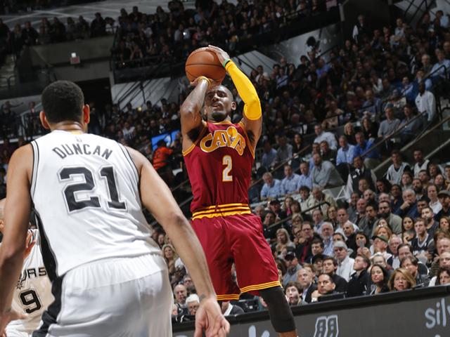 三节:马刺球迷高喊MVP口号克里夫兰 欧文负角