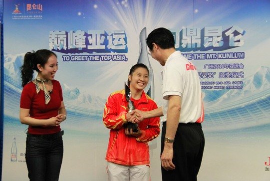 李萍举重打破世界纪录 问鼎首座“昆仑山杯”