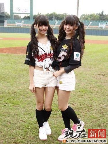 台湾超萌双胞胎美女变身棒球少女 担任开球手