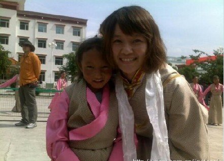 李娜探访青海玉树震区孤儿 捐出40万比赛奖金
