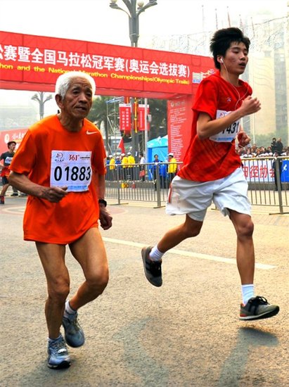 2013年重庆国际马拉松赛报名工作上周五结束,三万人参赛名高清图片