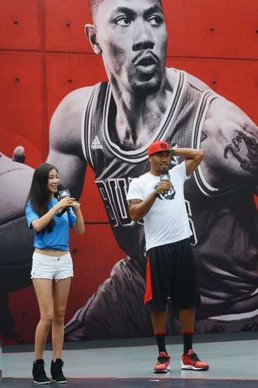 NBA巨星驾临西子湖 双语主播周玲安再会罗斯