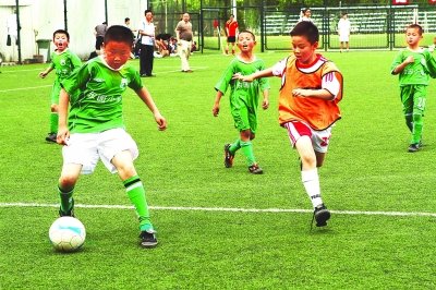 校园足球淡化金牌色彩孩子踢球利于身心培养_体育_腾讯网
