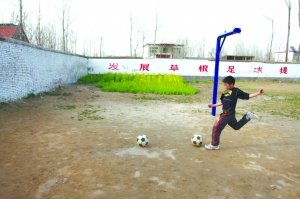 临颍县掀校园足球风暴 全力打造足球运动强县