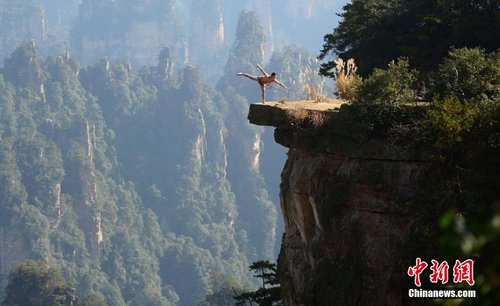张家界核心景区再现<em>裸体</em>秀 一男子悬崖<em>全裸</em>秀