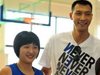 组图：阿联黑人出席训练营 亲密接触篮球少女