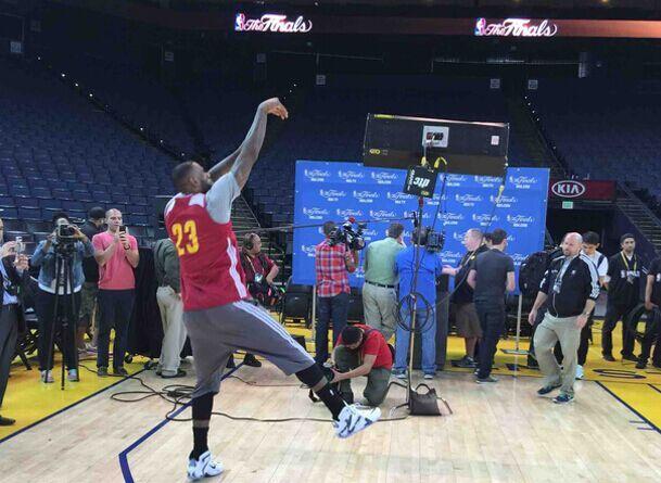 詹皇苦练10分钟后撤步跳投 首战他这招失绝杀