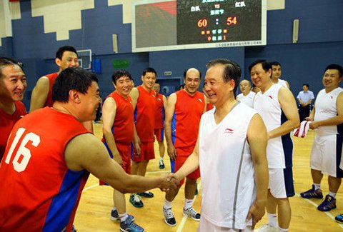 温总理参与全民健身篮球赛 现场PK阿的江(图)