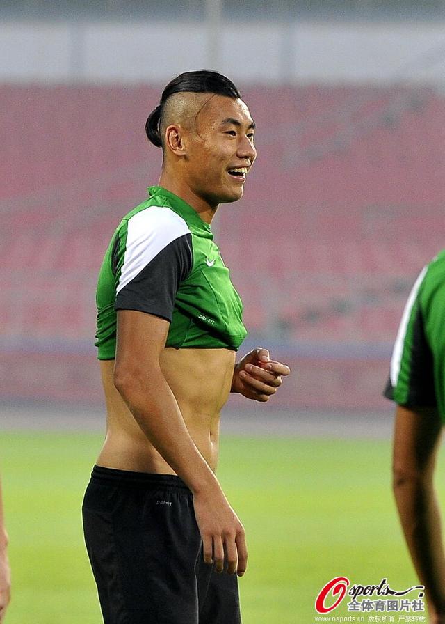 张呈栋新发型亮相发布会 希望能打出最佳状态