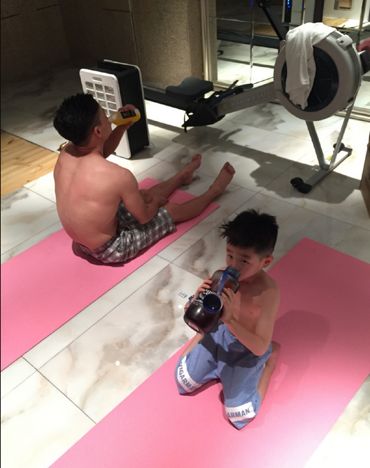 杨威杨阳洋一起做锻炼 网友:从小练八块腹肌