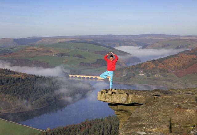 泛亚电竞刺激！英国男子悬崖边练瑜伽 只为追求身心宁静(图3)