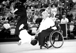 荷兰59岁老太身残志坚 全世界传播合气道精神