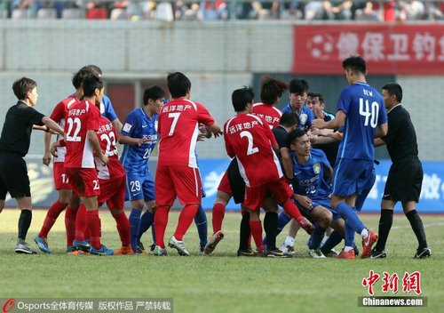 球场群殴!江苏苏宁武汉宏兴足协杯爆发冲突