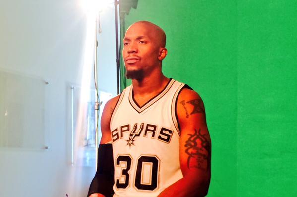 韦斯特首穿马刺球衣亮相 昔日全明星目光坚毅