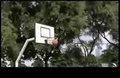 视频：牛人玩篮球 用双脚藐视一切篮球高手