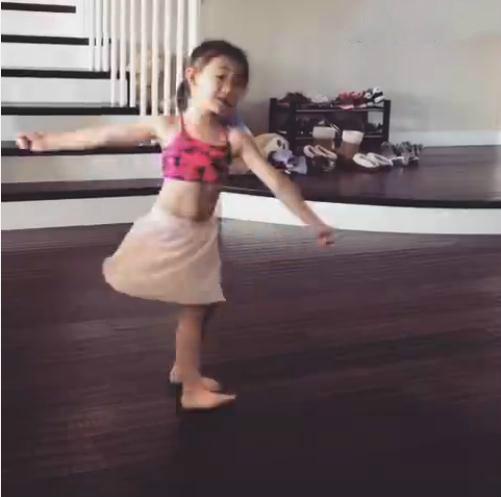 李小鹏4岁女儿露四块腹肌 袁姗姗张雨绮都得输