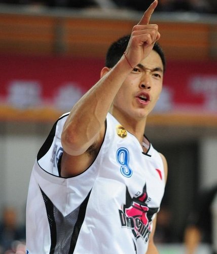 新疆为张庆鹏开200万年薪 辽宁已作离队准备