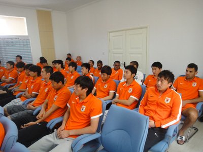 董事长向鲁能球员赠书 望球队学习美残疾伟人