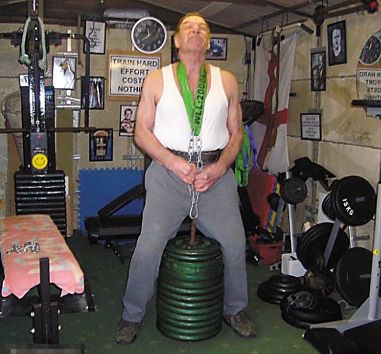 英七旬老翁脖子可拎头象 单指能提200KG重物