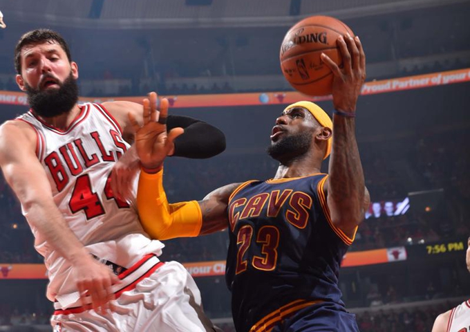 罗斯30+7+7打板三分绝杀 詹皇里程悲公牛2-1