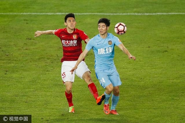 GIF-李学鹏拼抢中将吉翔踢倒 被主裁黄牌警告
