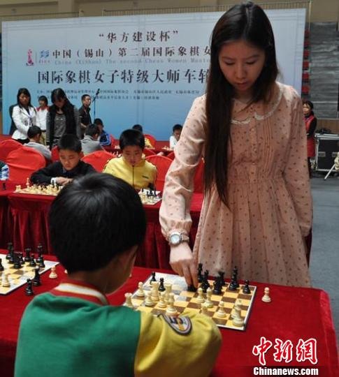 国际象棋特级大师在江苏无锡与百名爱好者过