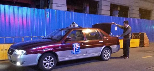 球迷出租车上贴申花队徽 网友点赞:老卵(图)