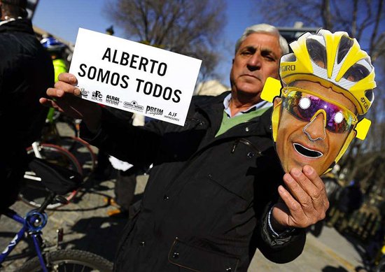 西班牙数千人戴同款面具 浩大骑行声援康塔多