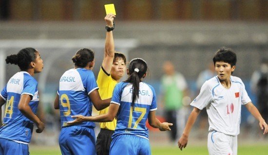 巴西女足教练用水瓶砸边裁 被罚出场做挑衅状