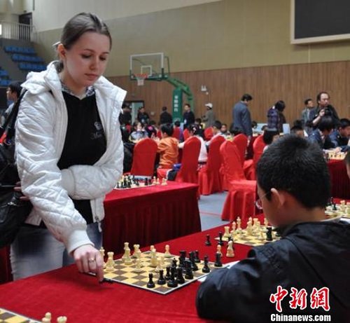 国际象棋特级大师在江苏无锡与百名爱好者过