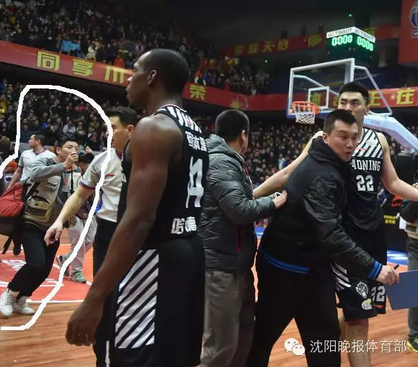 李晓旭退场遭马甲男偷袭 比赛监督都去哪了？