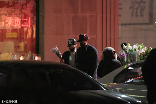 刘翔与吴莎挽手逛街 送玫瑰花讨女友欢心(图)