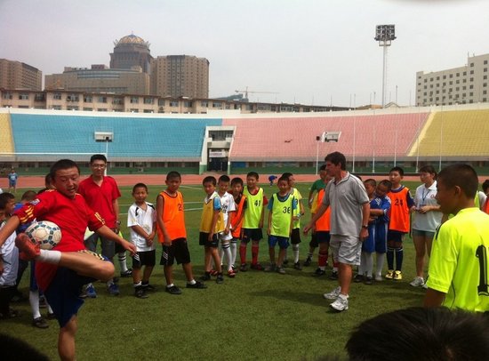呼和浩特足球夏令营 皇马青训教练与学生互动