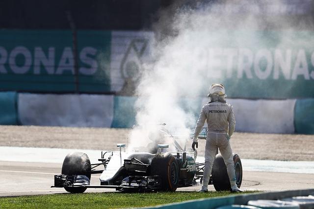 小汉质疑遭车队陷害 梅奔:爆缸事件绝无阴谋_体育_腾讯网