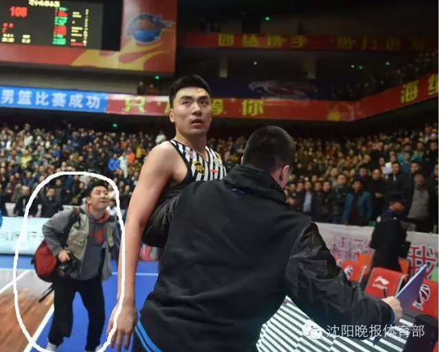 李晓旭退场遭马甲男偷袭 比赛监督都去哪了？