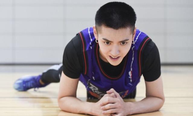 名人赛-专访吴亦凡：梦想进NBA 学科比所有动作