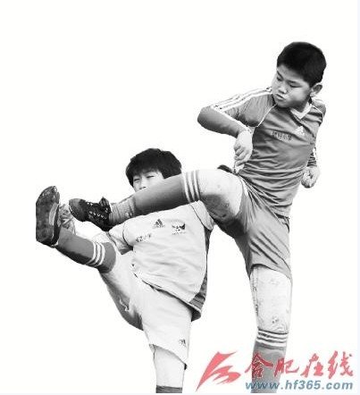 合肥校园足球联赛打响 家长主动送孩子来练球