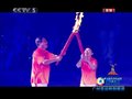 视频：亚运开幕式 足球运动员容志行传递火炬