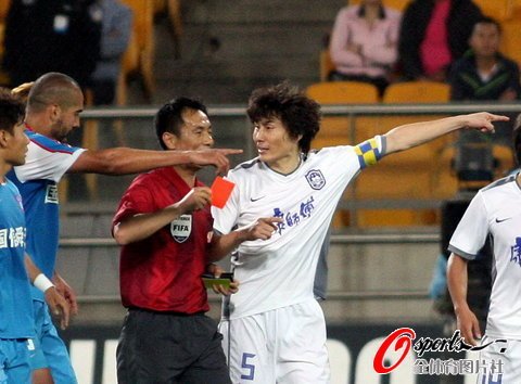 白岳峰现场<em>换短裤</em>染红离奇一幕再显中超业余_