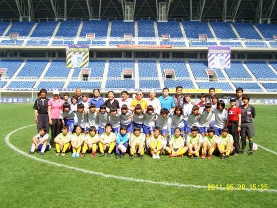 天津校园足球精英联赛 国际裁判元老吹罚比赛