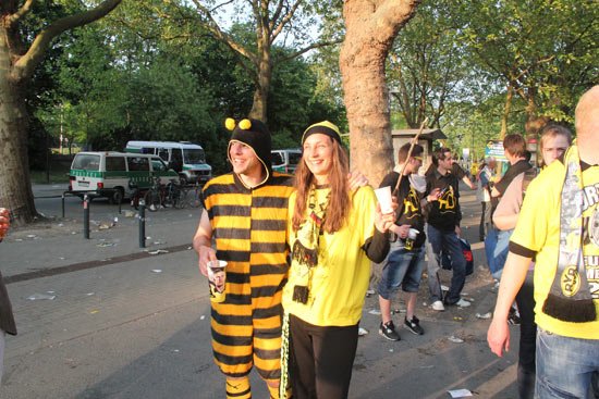 直击多特夺冠:黄蜂人庆祝 街头开车游行