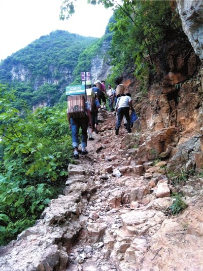 (2)在崎岖的山路上,横七竖八地躺着许多敌人的尸体.句