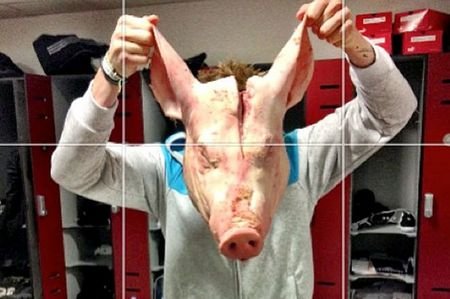 玩大了!储物柜惊现猪头 黑煞怒砸队友车(图)