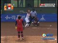 视频：垒球赛场中国队员打出高飞球被接杀