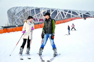 滑雪爱好者一试身手.本报记者 黄志阳摄