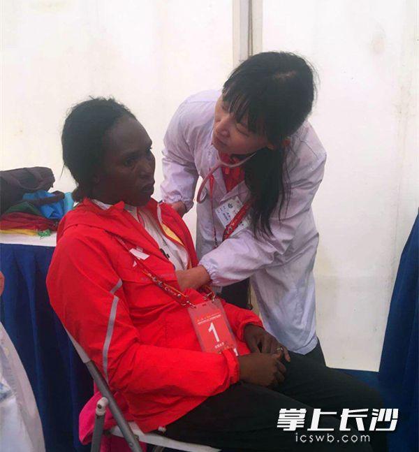 长马的非洲选手扛不住 幸好有他们 - 棋牌竞技