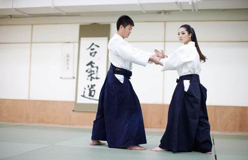 童颜美女PK合气道高手 白衣性感贴身搏斗(图)