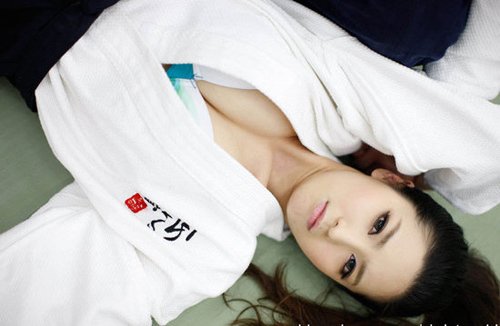 童颜<em>美女</em>PK合气道<em>高手</em> 白衣性感<em>贴身</em>搏斗(图)