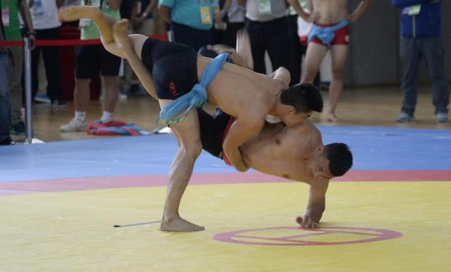 武汉体院学生组团争夺拳王 摔跤散打大显身手